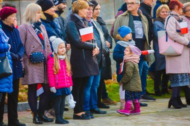 Polonya bayrağı Bay Child 'ı tutuyor. Polonya bayrağı açık havada. beyaz ve kırmızı oje bayrağı. 