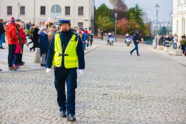 Ulusal bağımsızlık gününde Polonya 'da 11.11.2019 - Kielce / Polonya Polisi - Polis. Sokak serserisi polis arabasındaki bir polis. Polis işareti.  