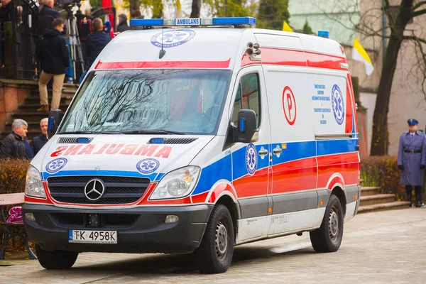 14.11.2019 - Polonya / Kielce - Polonya 'da ambulans. Polonyalı ambulans arabası. Tıbbi cilalı araba.. 