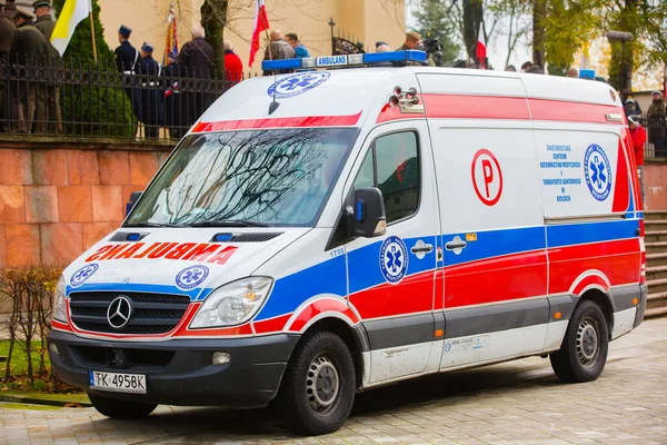 14.11.2019 - Polonya / Kielce - Polonya 'da ambulans. Polonyalı ambulans arabası. Tıbbi cilalı araba.. 
