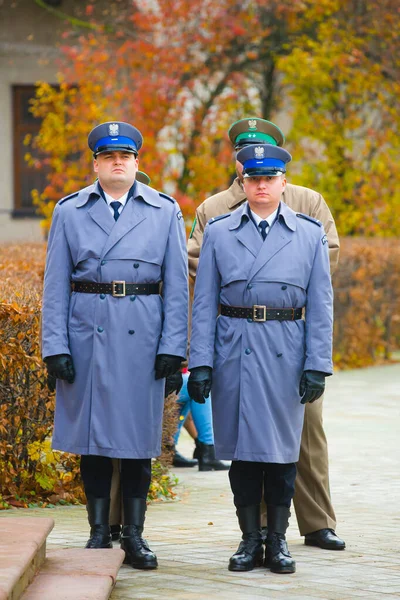 2019 ポーランド警察 ポーランドの警察 独立記念日中のポーランドの警察 道路脇の道路脇の警察官だ 警察のサイン — ストック写真