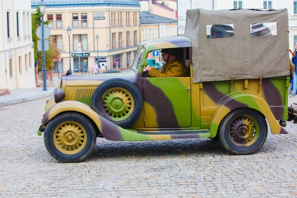 11.2019 Kielce / Polonya Polonya askeri ordusu geçit töreninde. Polonya ordusu peş peşe bayrak boyadı