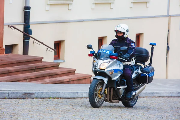Ulusal bağımsızlık gününde Polonya 'da 11.11.2019 - Kielce / Polonya Polisi - Polis. Sokak serserisi polis arabasındaki bir polis. Polis işareti.  