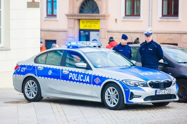 Ulusal bağımsızlık gününde Polonya 'da 11.11.2019 - Kielce / Polonya Polisi - Polis. Sokak serserisi polis arabasındaki bir polis. Polis işareti.  