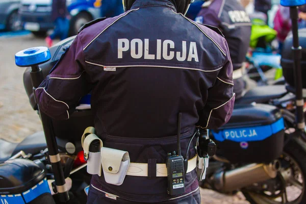 Ulusal bağımsızlık gününde Polonya 'da 11.11.2019 - Kielce / Polonya Polisi - Polis. Sokak serserisi polis arabasındaki bir polis. Polis işareti.  
