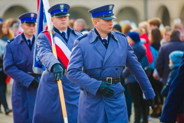 Ulusal bağımsızlık gününde Polonya 'da 11.11.2019 - Kielce / Polonya Polisi - Polis. Sokak serserisi polis arabasındaki bir polis. Polis işareti.  