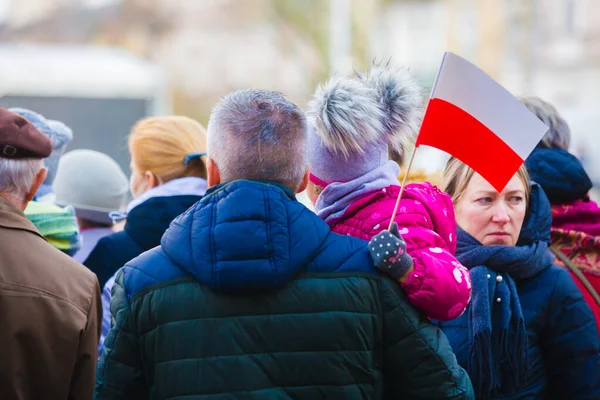 波兰国旗挡住海湾的孩子 波兰国旗室外 白色和红色抛光旗 — 图库照片