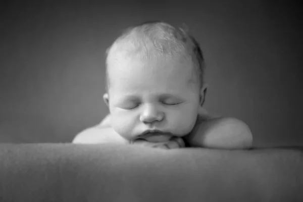 Pasgeboren Baby Sessie Kinderportret Lief Tot Klein Kind Een Deken — Stockfoto