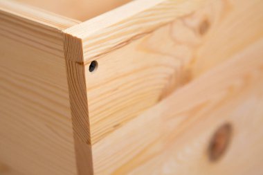 Ahşap arka planda matkap sürücüsü Whit vida. El ve vida tabancası ya da tahta vida tutan matkap. Ahşap mobilya yapmak. 