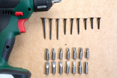 Ahşap arka planda matkap sürücüsü Whit vida. El ve vida tabancası ya da tahta vida tutan matkap. Ahşap mobilya yapmak. 