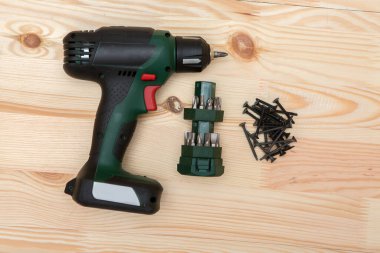 Ahşap arka planda matkap sürücüsü Whit vida. El ve vida tabancası ya da tahta vida tutan matkap. Ahşap mobilya yapmak. 