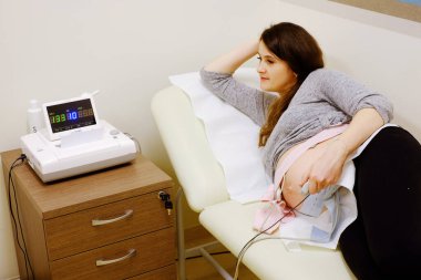 Doktor Whit CTG ya da EKG 'deki kadın. Hastanede Ctg hamileliği.. 