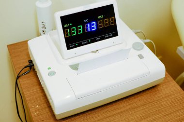 Doktor Whit CTG ya da EKG 'deki kadın. Hastanede Ctg hamileliği.. 