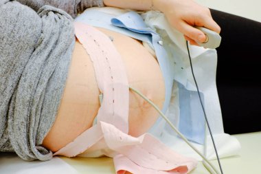 Doktor Whit CTG ya da EKG 'deki kadın. Hastanede Ctg hamileliği.. 