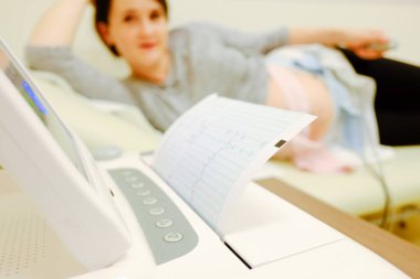Doktor Whit CTG ya da EKG 'deki kadın. Hastanede Ctg hamileliği.. 