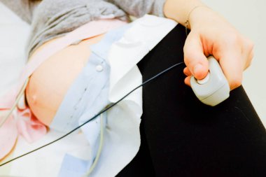 Doktor Whit CTG ya da EKG 'deki kadın. Hastanede Ctg hamileliği.. 