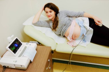 Doktor Whit CTG ya da EKG 'deki kadın. Hastanede Ctg hamileliği.. 
