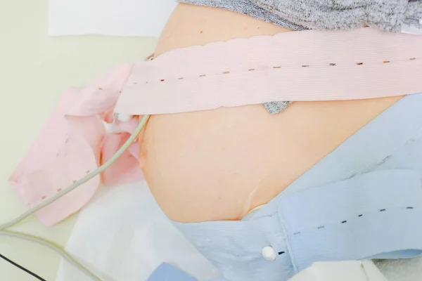 Doktor Whit CTG ya da EKG 'deki kadın. Hastanede Ctg hamileliği.. 