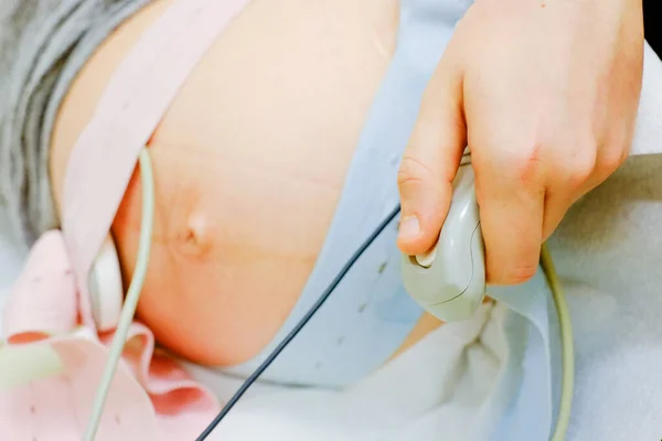Kvinnan Läkarmottagningen Med Ctg Eller Ecg Ctg Graviditet Sjukhus — Stockfoto