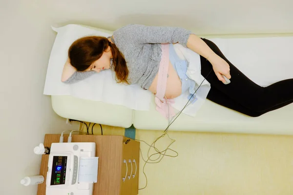 Doktor Whit CTG ya da EKG 'deki kadın. Hastanede Ctg hamileliği.. 