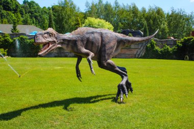 Baltow / Polonya 04.05.2017 - Baltow Park Poland 'daki dinozor. Dinozorlar için park yeri