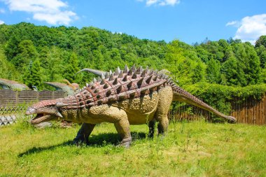 Baltow / Polonya 04.05.2017 - Baltow Park Poland 'daki dinozor. Dinozorlar için park yeri