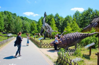 Baltow / Polonya 04.05.2017 - Baltow Park Poland 'daki dinozor. Dinozorlar için park yeri