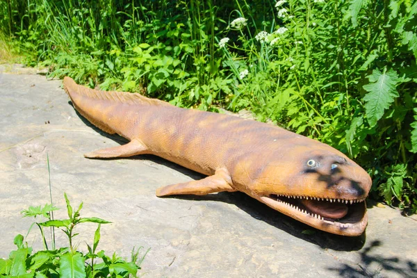 Baltow / Polonya 04.05.2017 - Baltow Park Poland 'daki dinozor. Dinozorlar için park yeri