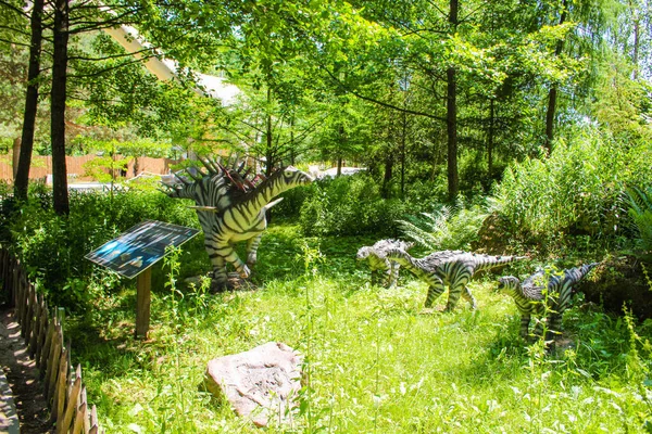 Baltow / Polonya 04.05.2017 - Baltow Park Poland 'daki dinozor. Dinozorlar için park yeri