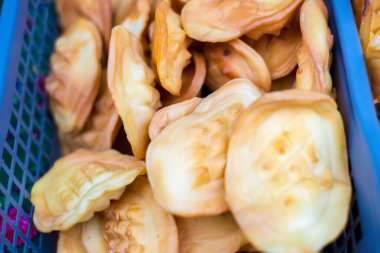 Geleneksel Polonya peyniri - oscypek. Domuz pastırmalı oscypek adında koyun peyniri. 