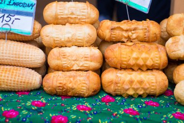 Geleneksel Polonya peyniri - oscypek. Domuz pastırmalı oscypek adında koyun peyniri. 