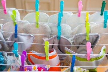 Bebek bezi çamaşırları içeride. Eko bez yıkama bir odada kuruyor. Renkli bezler kuruyor. Yeniden kullanılabilir bebek bezi ve ıslak. 