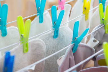 Bebek bezi çamaşırları içeride. Eko bez yıkama bir odada kuruyor. Renkli bezler kuruyor. Yeniden kullanılabilir bebek bezi ve ıslak. 