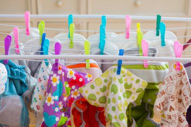 Bebek bezi çamaşırları içeride. Eko bez yıkama bir odada kuruyor. Renkli bezler kuruyor. Yeniden kullanılabilir bebek bezi ve ıslak. 