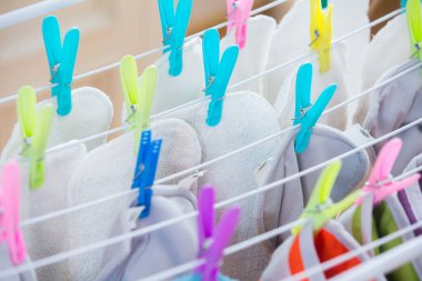 Bebek bezi çamaşırları içeride. Eko bez yıkama bir odada kuruyor. Renkli bezler kuruyor. Yeniden kullanılabilir bebek bezi ve ıslak. 