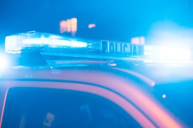 Kielce / Polonya - 02.02.25 - Polonya polisi Kielce 'de. Polonya polis arabası geceleyin. 