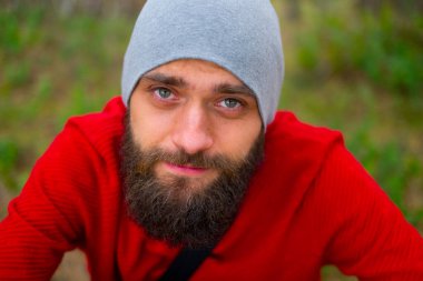 Hippi sakallı, yumuşak odak portresi.