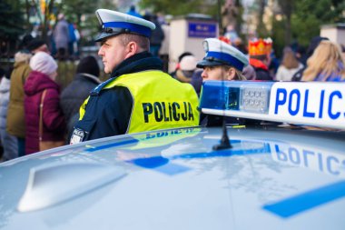 06.01.2020 - Kielce / Polonya Polisi - Polonya 'da tatil günü. Sokak serserisi polis arabasındaki bir polis. Polis işareti.  