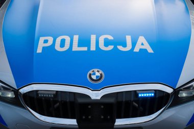 06.01.2020 - Kielce / Polonya Polisi - Polonya 'da tatil günü. Sokak serserisi polis arabasındaki bir polis. Polis işareti.  