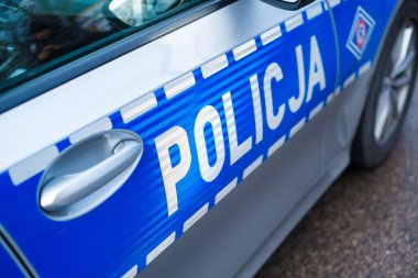 06.01.2020 - Kielce / Polonya Polisi - Polonya 'da tatil günü. Sokak serserisi polis arabasındaki bir polis. Polis işareti.  