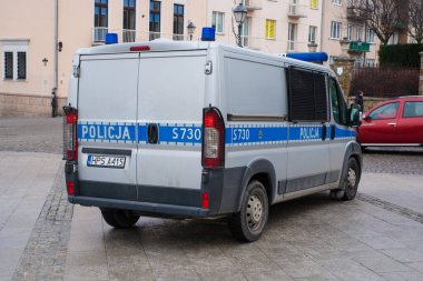 06.01.2020 - Kielce / Polonya Polisi - Polonya 'da tatil günü. Sokak serserisi polis arabasındaki bir polis. Polis işareti.  
