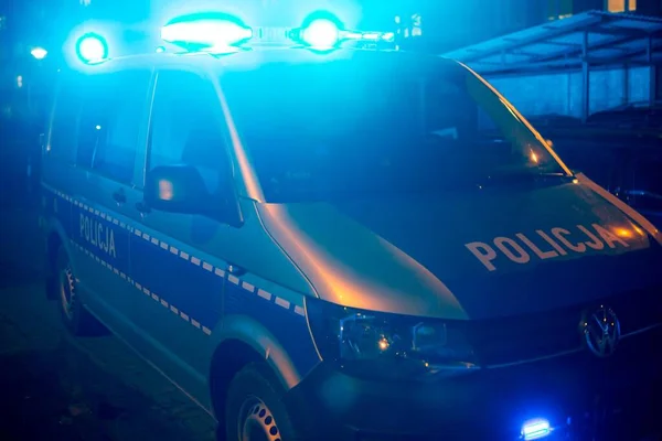 Kielce / Polonya - 02.02.25 - Polonya polisi Kielce 'de. Polonya polis arabası geceleyin. 