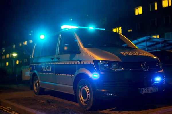 Kielce / Polonya - 02.02.25 - Polonya polisi Kielce 'de. Polonya polis arabası geceleyin. 