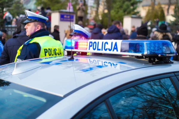 06.01.2020 - Kielce / Polonya Polisi - Polonya 'da tatil günü. Sokak serserisi polis arabasındaki bir polis. Polis işareti.  