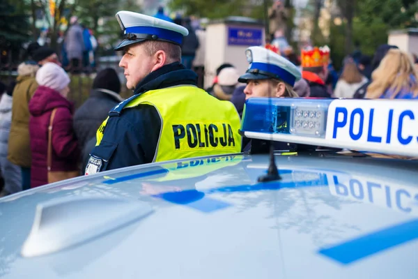 06.01.2020 - Kielce / Polonya Polisi - Polonya 'da tatil günü. Sokak serserisi polis arabasındaki bir polis. Polis işareti.  