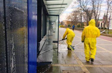 Kielce / Polonya 30.03.2020 Coronavirus 'u önlemek için otobüs durağını temizleyen kişi. Covid-19 dezenfeksiyonu