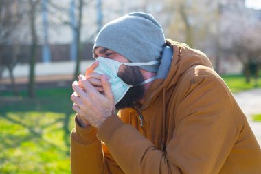 Sokakta maskeli bir adam. Salgın maskeli virüs koruması. 
