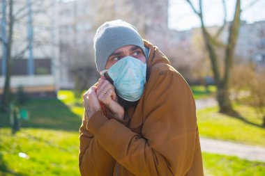 Sokakta maskeli bir adam. Salgın maskeli virüs koruması. 