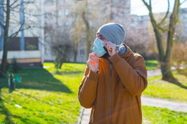 Sokakta maskeli bir adam. Salgın maskeli virüs koruması. 