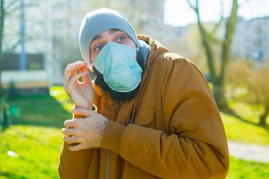 Sokakta maskeli bir adam. Salgın maskeli virüs koruması. 